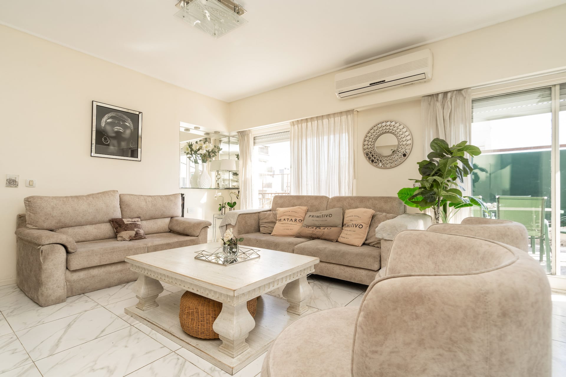 Three-bedroom apartment with balcony, grill and gym in Flores
