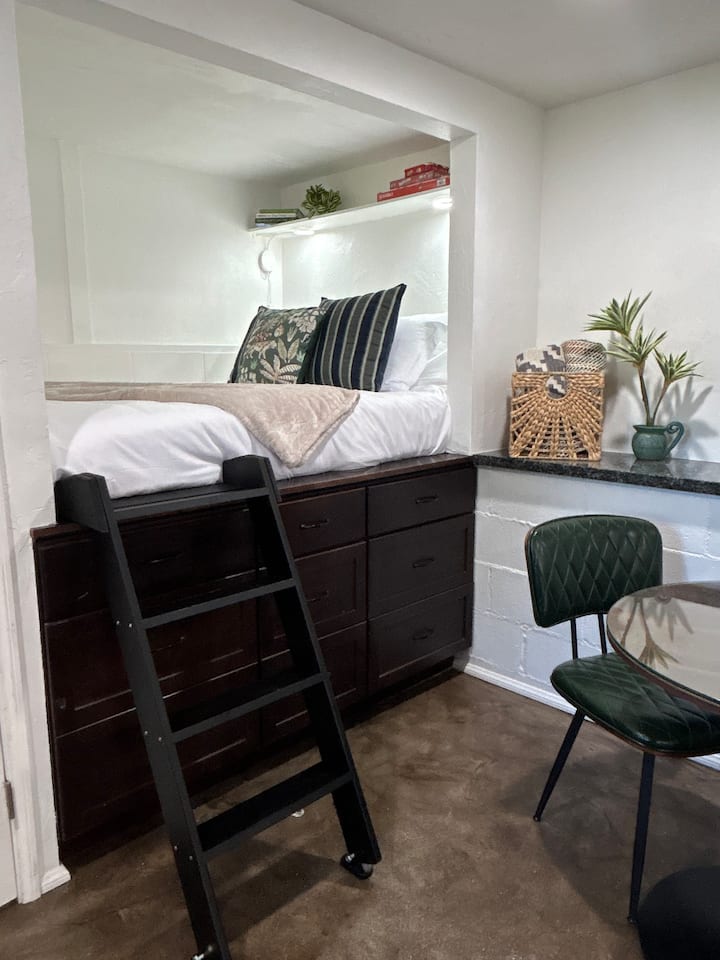 Le lit queen style loft offre une sensation confortable avec des lampes de lecture et des prises pour recharger vos appareils.  Comprend beaucoup de rangement avec tous les tiroirs et l'échelle peut se déplacer pour accéder aux tiroirs en dessous. 