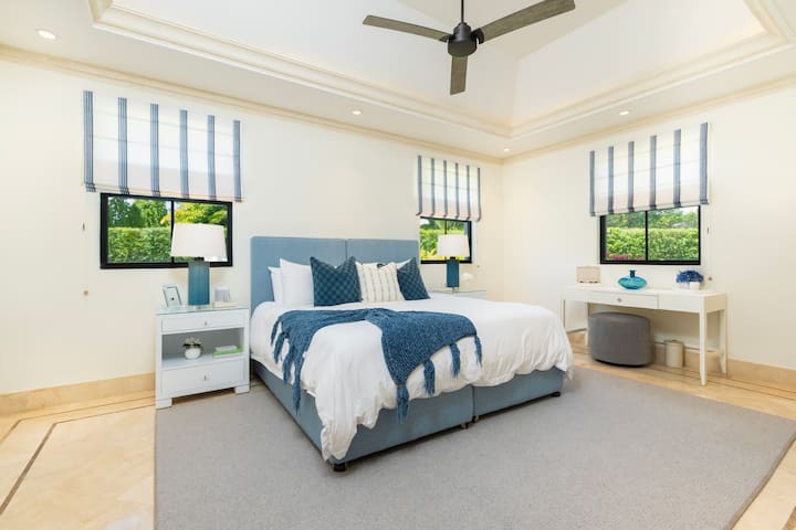 Preciós dormitori amb aire condicionat, ventilador de sostre, llit individual/king size i bany privat.