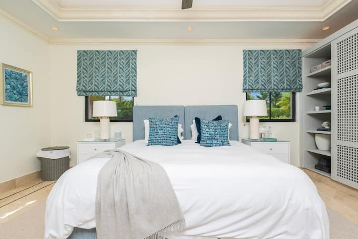 Preciós dormitori amb aire condicionat, ventilador de sostre, llit individual/king size i bany privat.