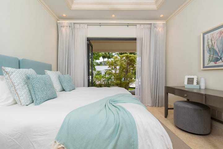 Preciós dormitori amb aire condicionat, ventilador de sostre, llit individual/ «king size» i bany privat.