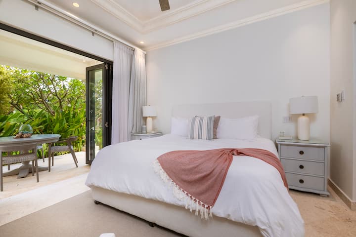 Preciós dormitori amb aire condicionat, ventilador de sostre, llit «king size» i bany privat.