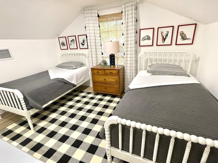 Vitanda viwili katika eneo la dari