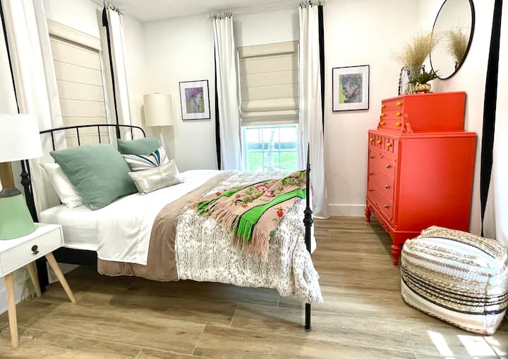 Kitanda cha Malkia kilicho na kabati kubwa