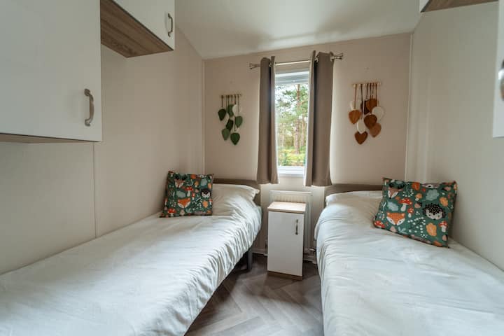 Gezellige slaapkamer met twee eenpersoonsbedden, ideaal voor kinderen tijdens het verblijf in Beekbergen.