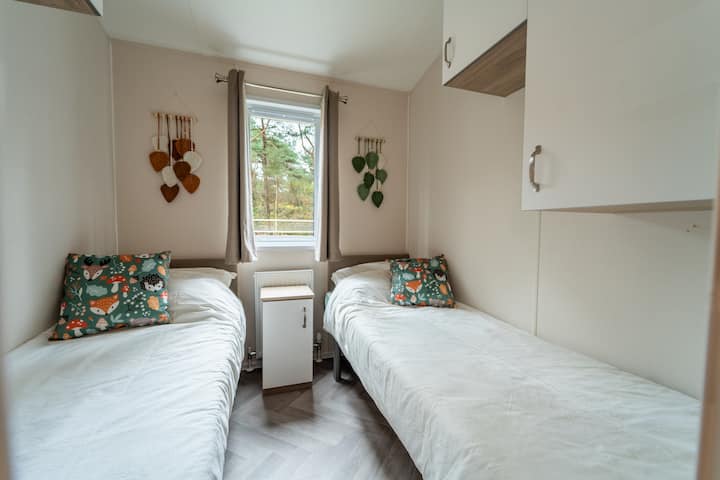 Gezellige slaapkamer met twee eenpersoonsbedden, ideaal voor kinderen tijdens het verblijf in Beekbergen.