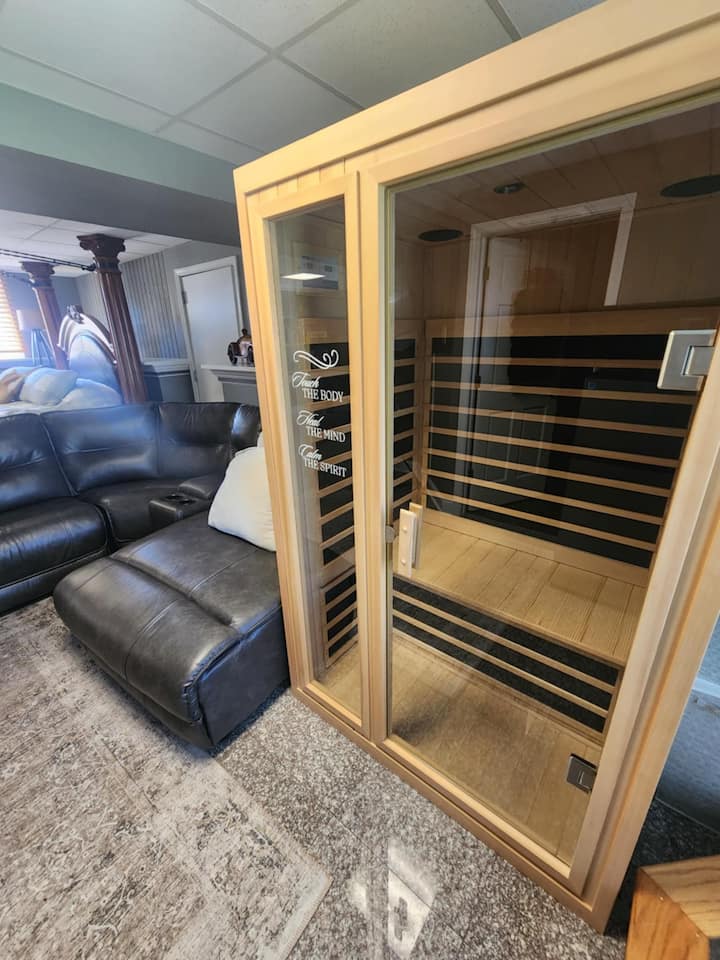 Luxury Retreat, Pool, Jacuzzis, Saunas - Merrillville, IN