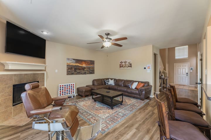 Group Stay · Sleeps12 · Movie+gameroom · 10minat&t - Grand Prairie, TX