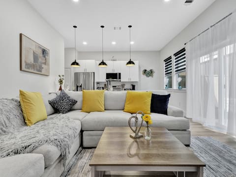 Top performing Airbnb: Bright Dallas 3BR | Rooftop, Garage, Backyard in Love Field