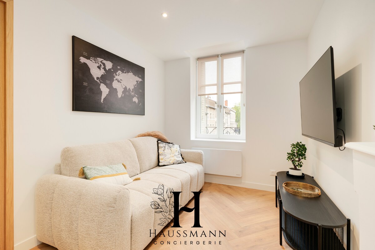 Svijetli moderni dnevni boravak s udobnim kaučom na razvlačenje, velikim 4K televizorom, brzim bežičnim internetom i elegantnim dekorom.