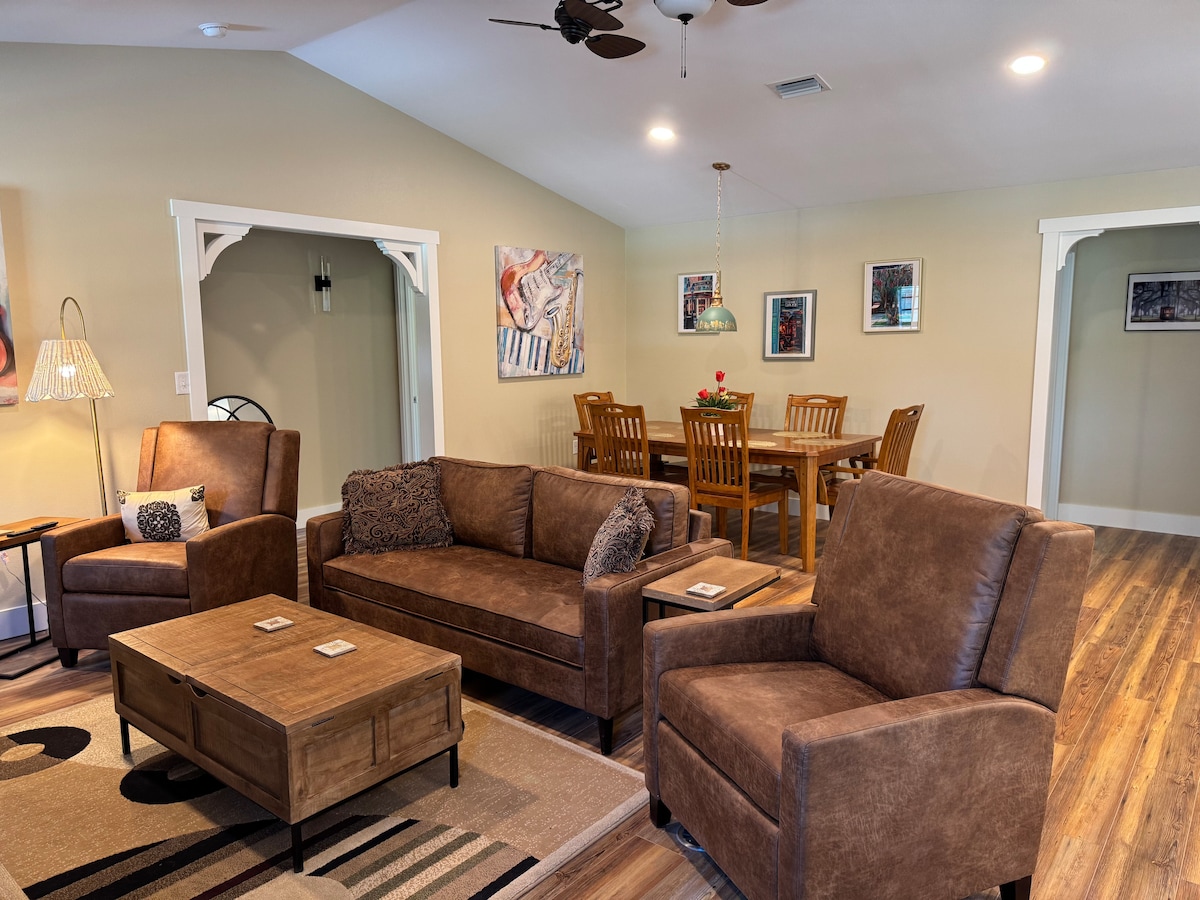Successful Airbnb property: Traveling Nurses, WFM, Safe, Quiet, Luxury, Beach. in Port Charlotte