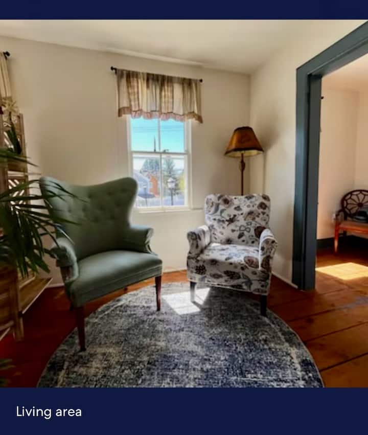Charming 2 Bedroom Over A Country Store - New Paltz, NY