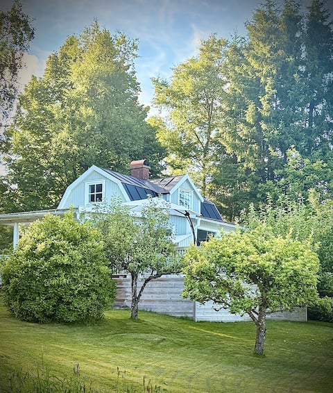 Cozy cottage right next to the forest and Simsjön