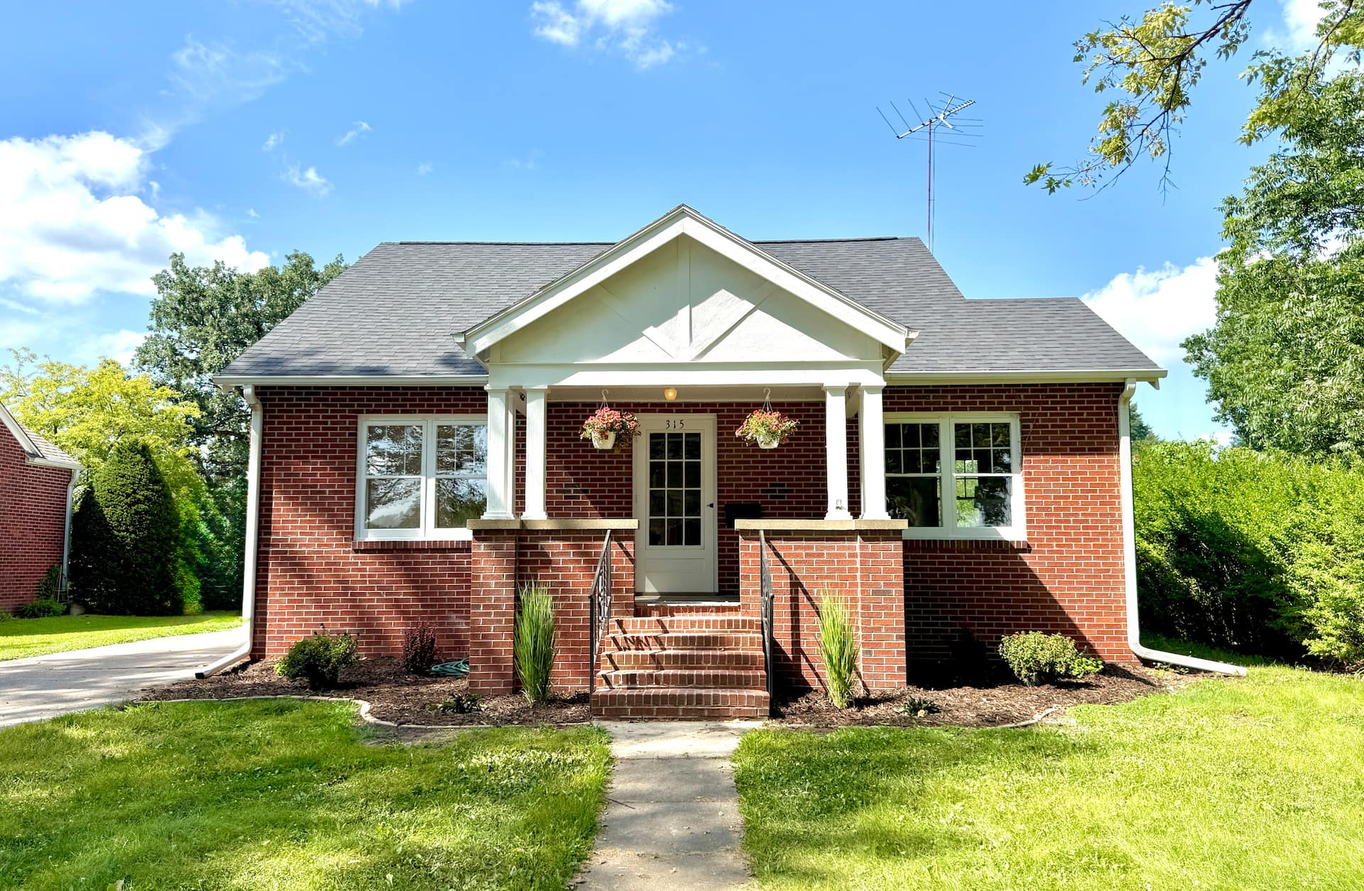 The Little Brick House - Walkable to the Square