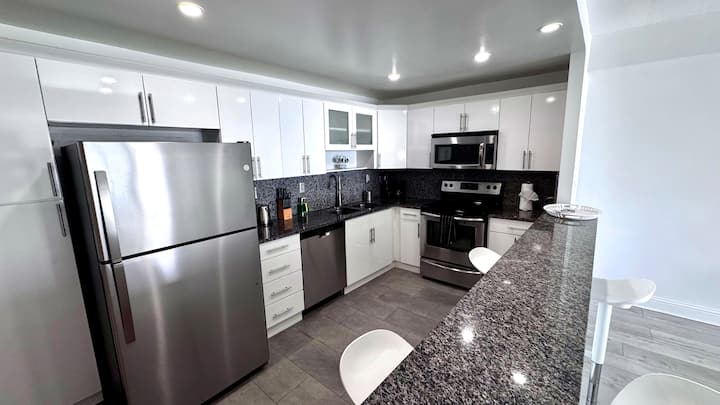Chic Oceanview Apartment. Parking Included! - Sunny Isles Beach, FL