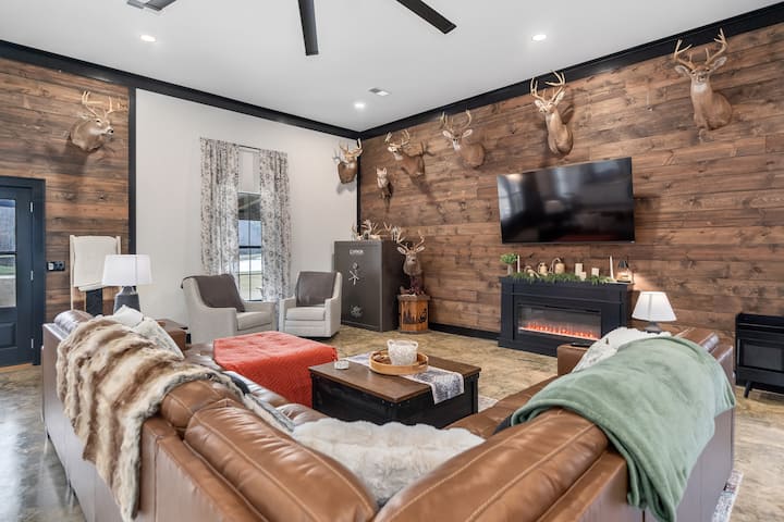 Private Lake Lodge | Sleeps 14 | 29 Acres +Firepit - Bolivar, TN