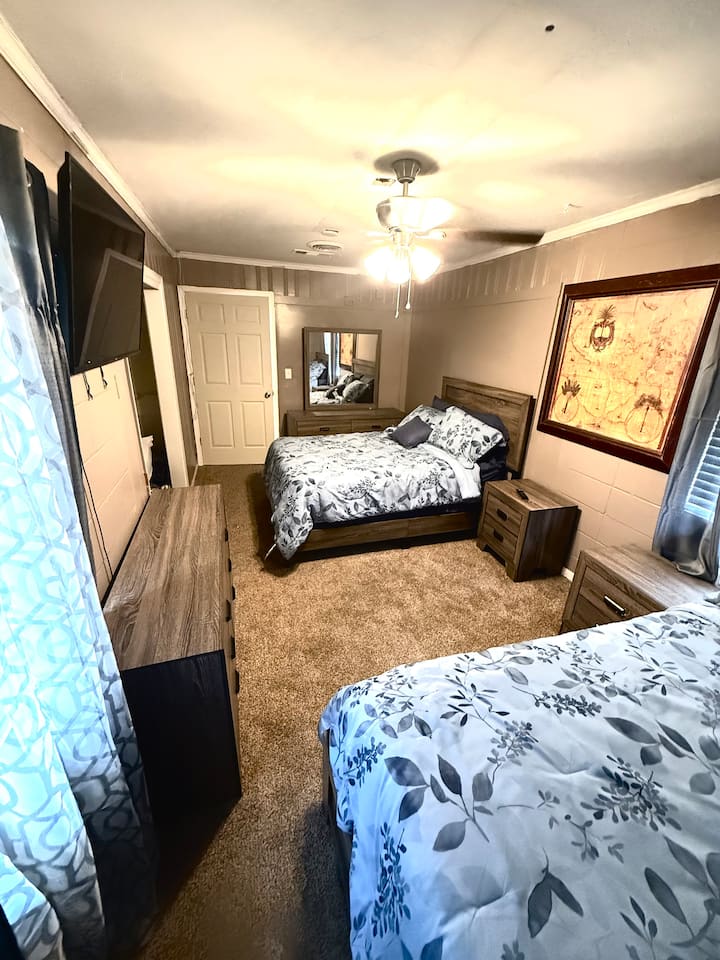 Spacious 4br Home  Sleeps 8, Just 2 Miles From Fsu - Tallahassee, FL