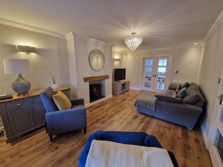 Family Retreat, 6 Bedrooms, Sleeps 12 - South Wales