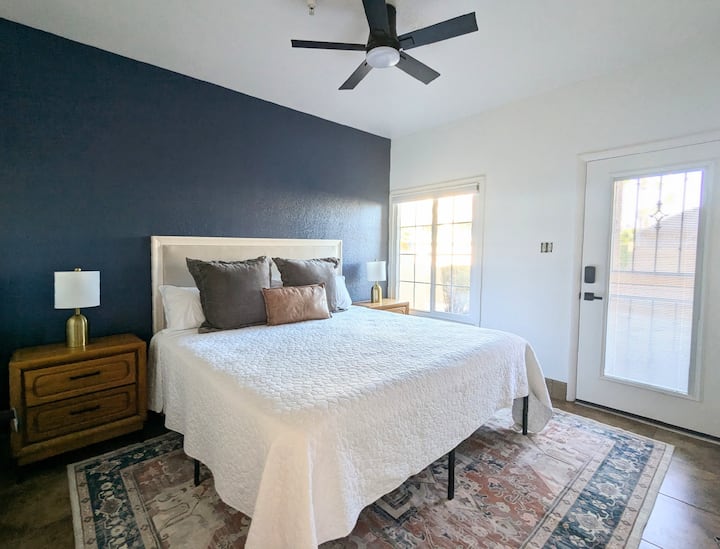 加大双人床，可直接通往露台，配有安全屏幕。 