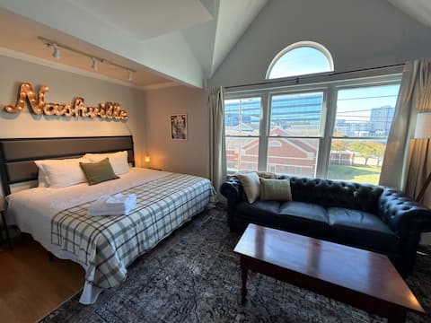 Popular Airbnb listing: Walk to Broadway - Cozy Loft - Free Parking in Downtown