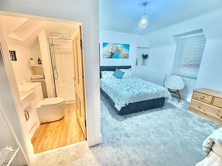 Спална соба на горниот кат со 1 брачен кревет и 1 единечен кревет + сопствена туш-кабина. Доаѓа со шампон, балсам и средство за миење тело. Поглед и на Бен Вајвис! 