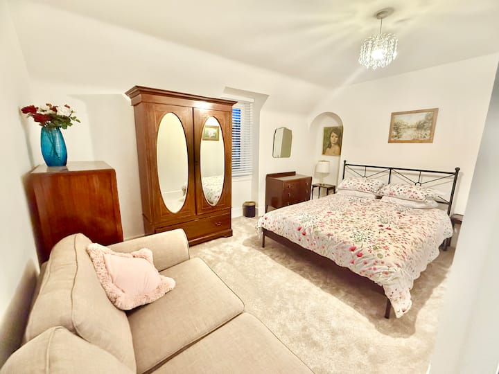 Спална соба на горниот кат со 1 брачен кревет + сопствен туш/бања. Доаѓа со шампон, балсам и средство за миење тело. Поглед и на Бен Вајвис! 