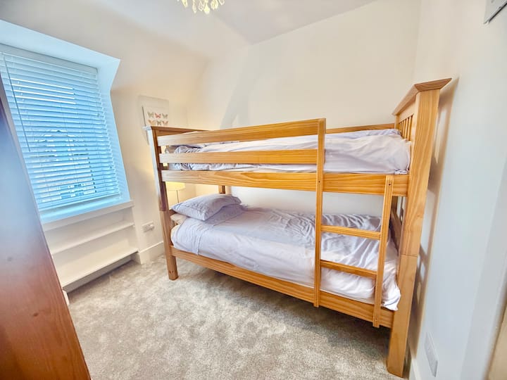 Спална соба на горниот кат со единечен кревет на спрат. Поглед и на Бен Вајвис на ведар ден! 