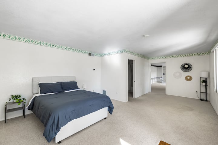 Спалня на долния етаж: голямо двойно легло с две единични легла 