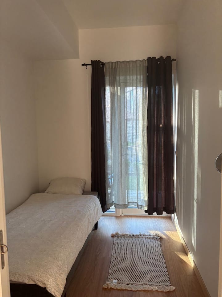 Chambre 2, lit de 90 cm avec terrasse privée