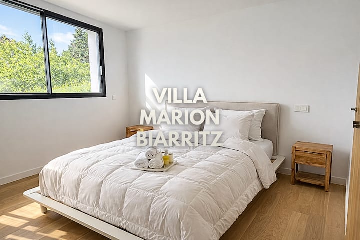 suite 2 à l'étage : chambre exposée sud avec baignoire et lavabo.