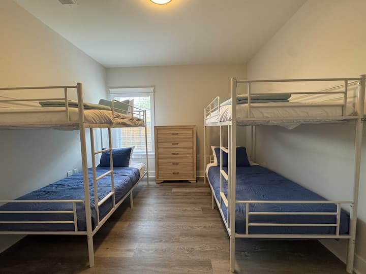 La habitación con literas tiene capacidad para un total de 4 personas de hasta 200-250 libras cada una en dos literas separadas. Cuna de viaje, silla alta y cuna disponibles.