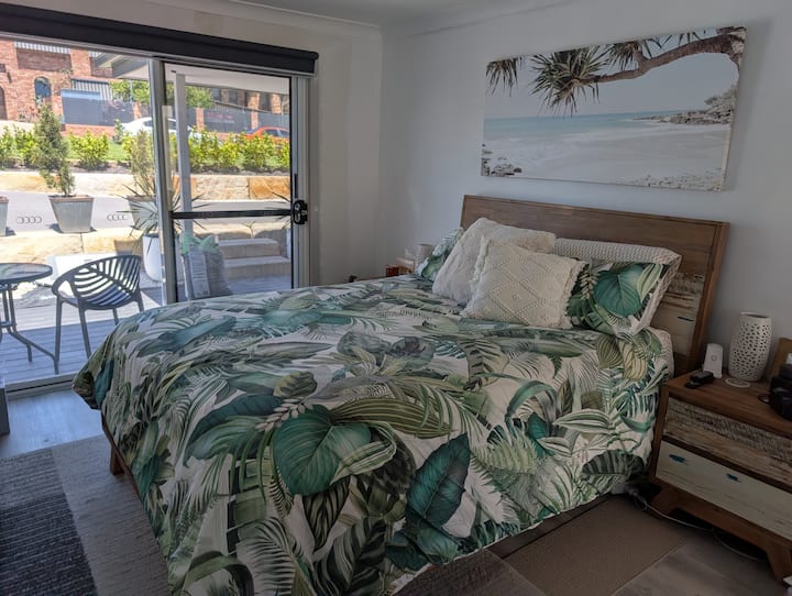 เตียงควีนไซส์ ตู้เสื้อผ้ากระจกขนาดใหญ่พร้อมเครื่องปรับอากาศทีวี ห้องน้ำในตัว และประตูบานเลื่อนทางเข้าส่วนตัว