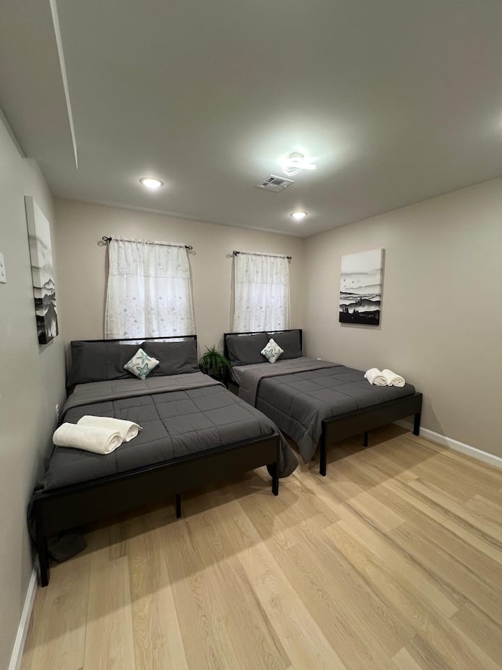 La comodidad se une al estilo en este acogedor dormitorio de Jersey City, que cuenta con una amplia cama tamaño queen, el lugar perfecto para relajarse después de un día ajetreado y despertarse renovado.