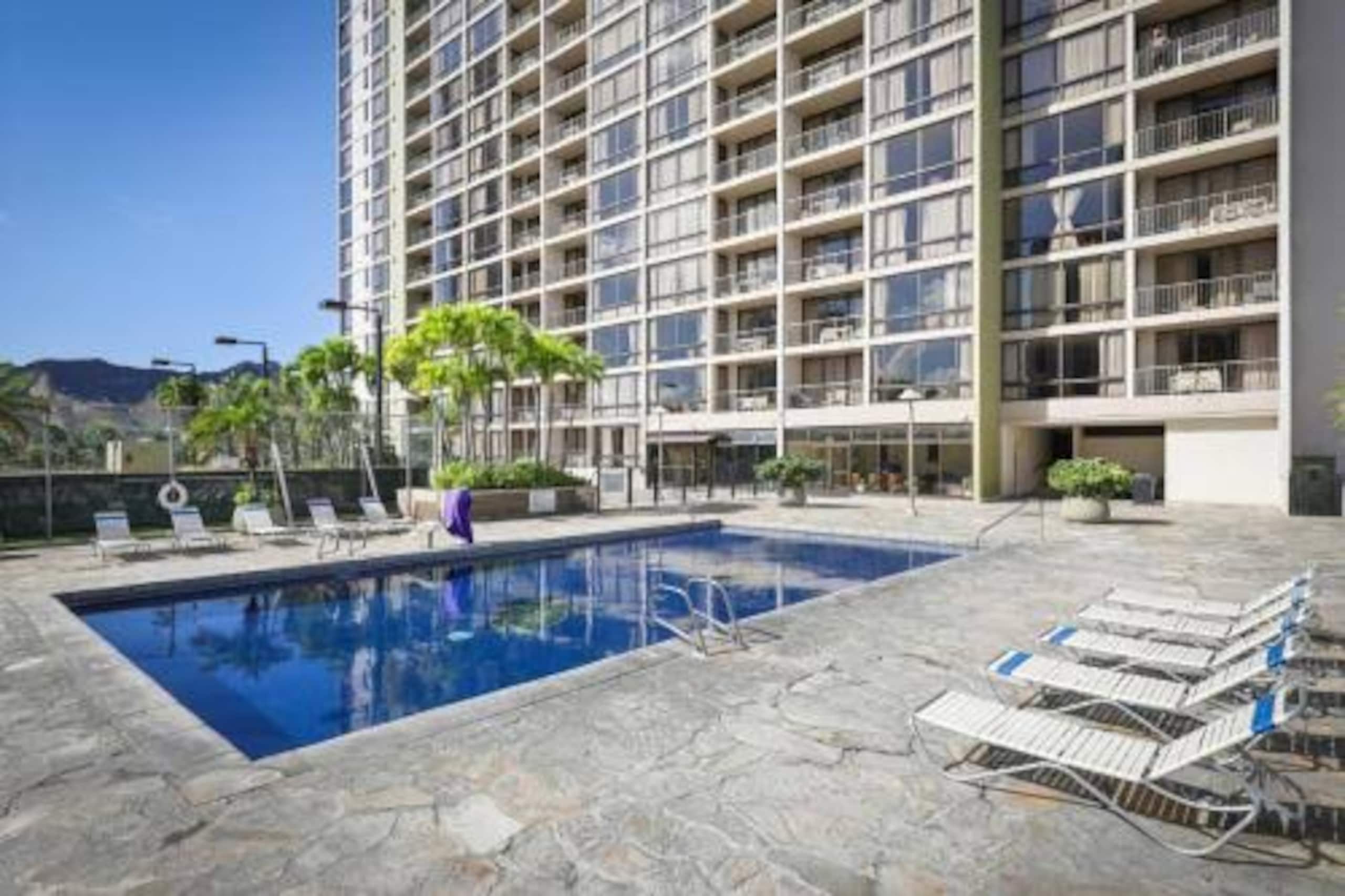 Brand New Listing Waikiki Condo Pool/Gym & Parking - Image 19