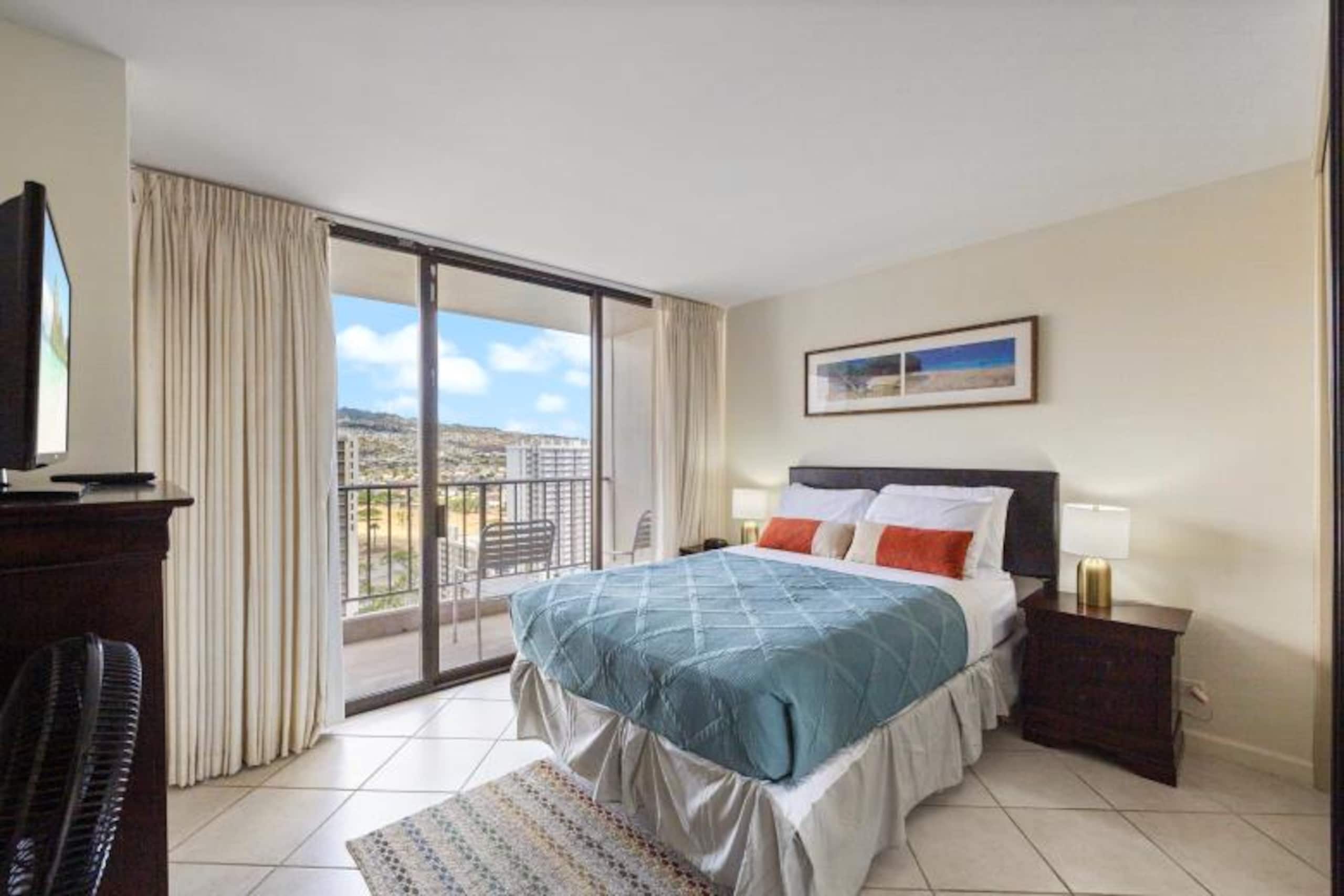 Brand New Listing Waikiki Condo Pool/Gym & Parking - Image 1
