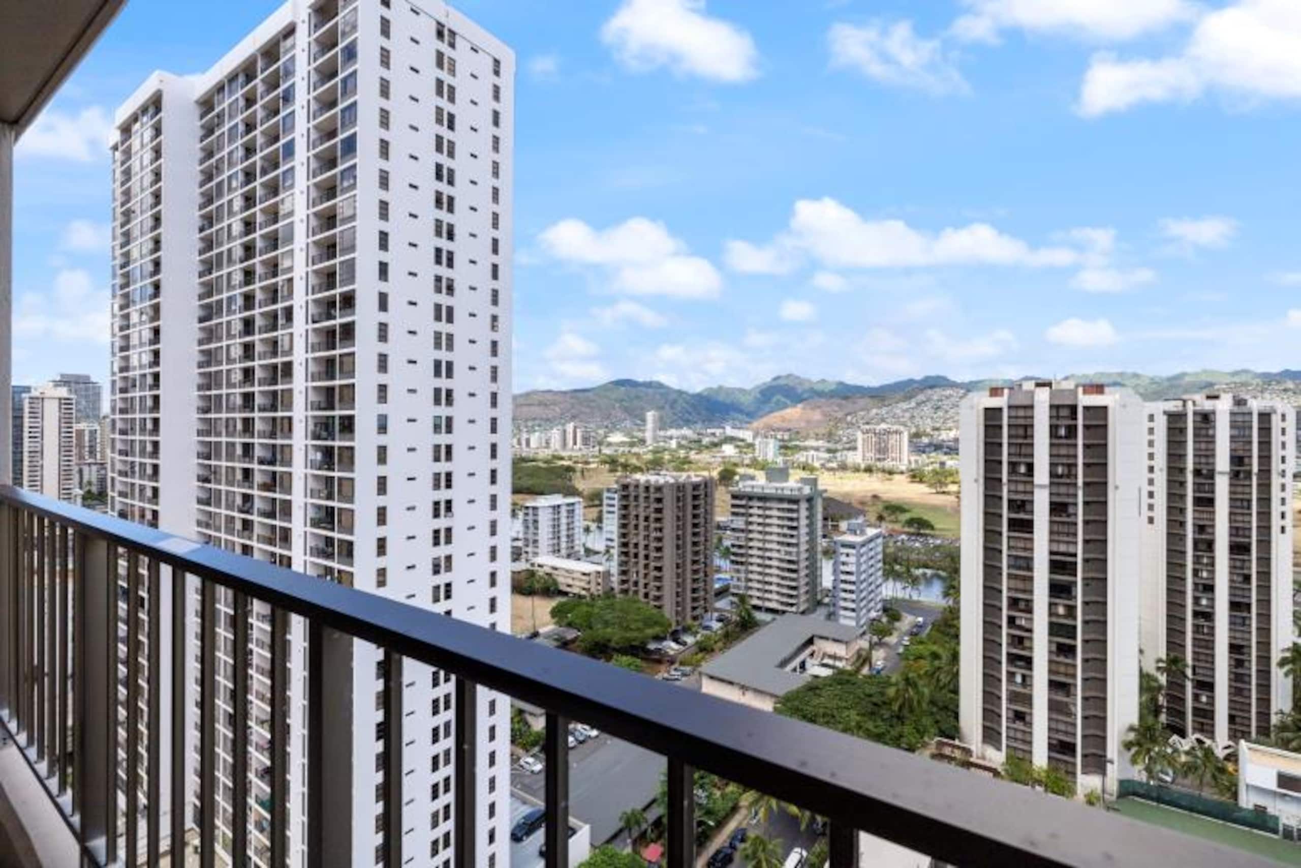 Brand New Listing Waikiki Condo Pool/Gym & Parking - Image 17