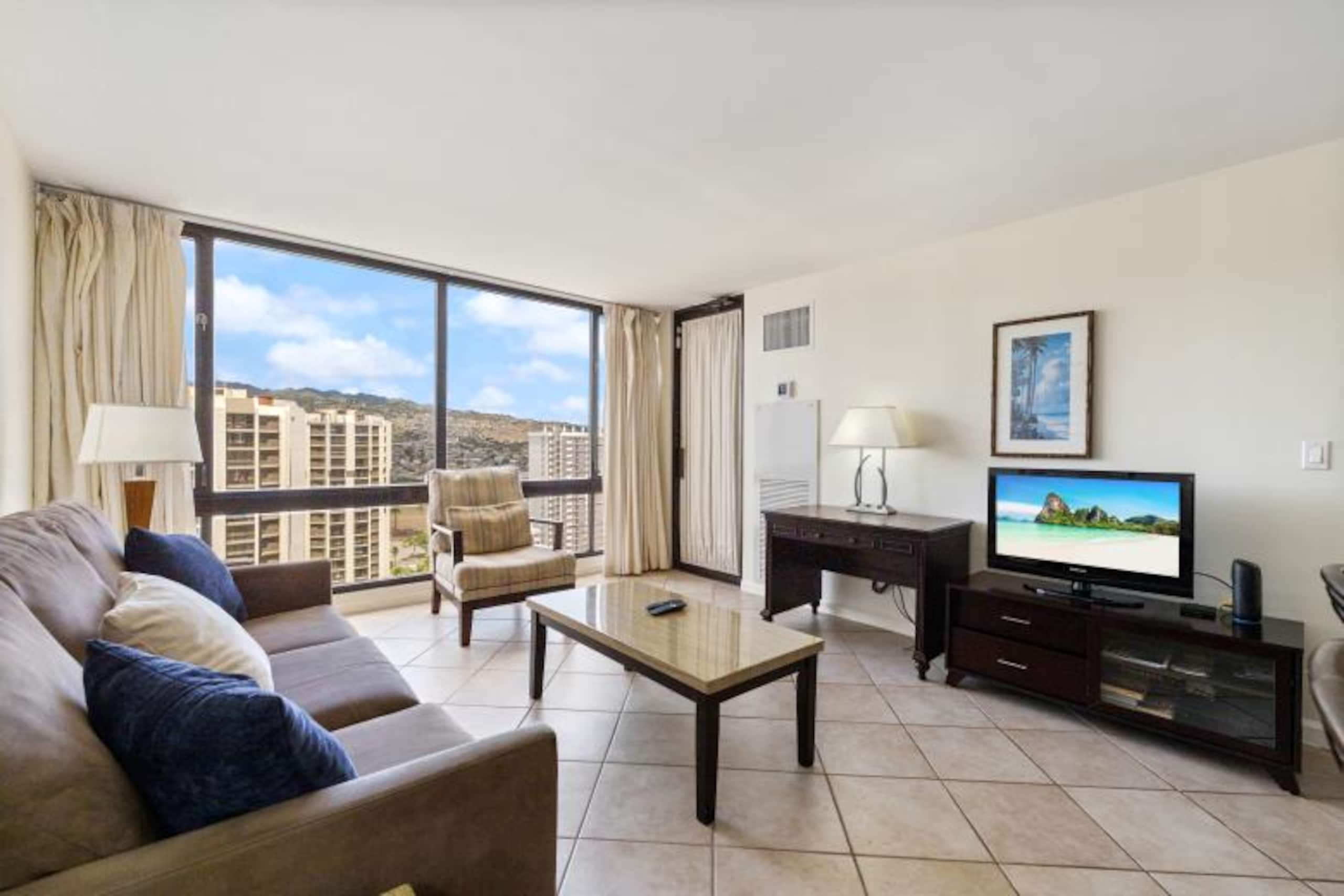Brand New Listing Waikiki Condo Pool/Gym & Parking - Image 2