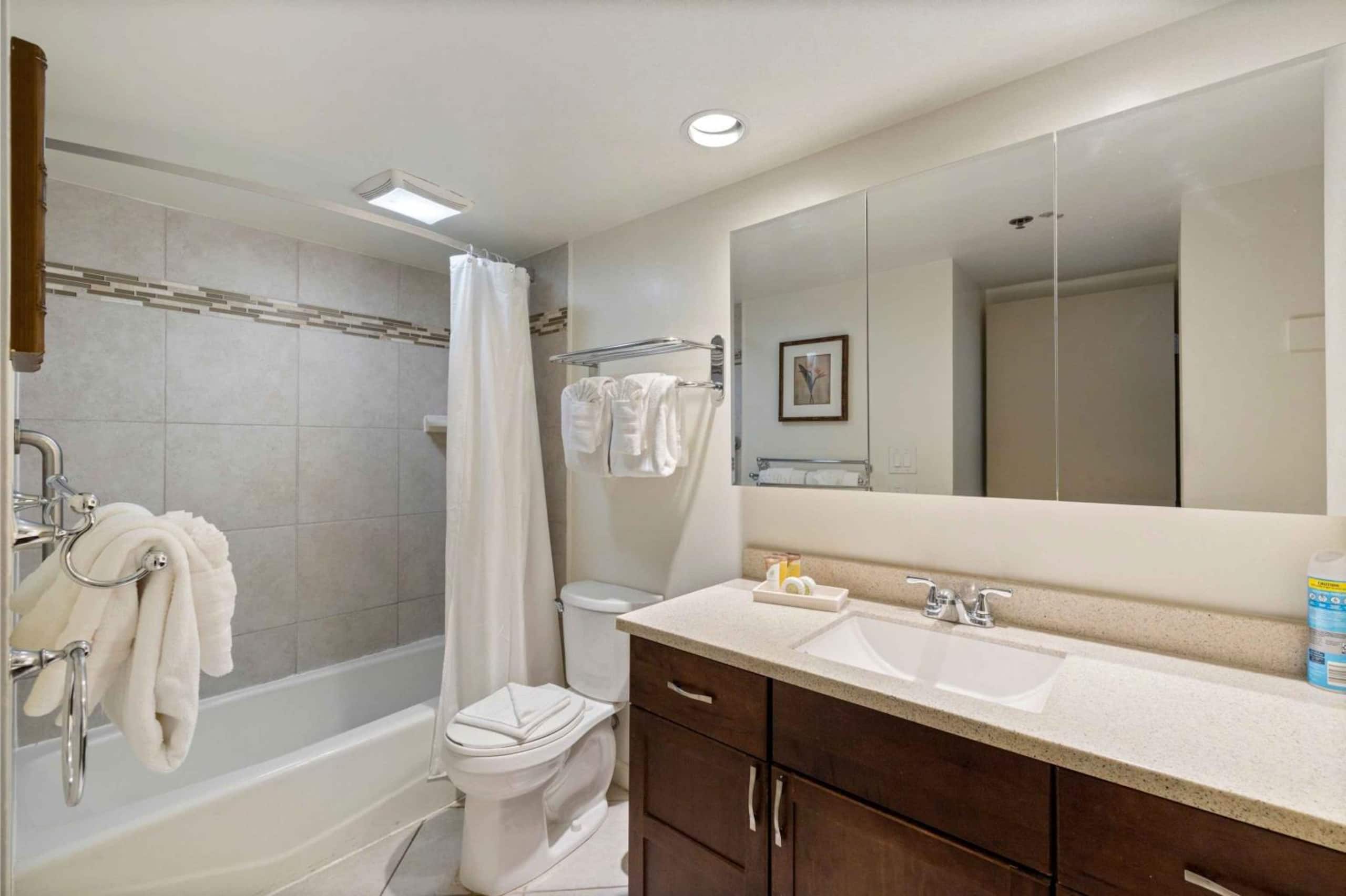 Brand New Listing Waikiki Condo Pool/Gym & Parking - Image 16