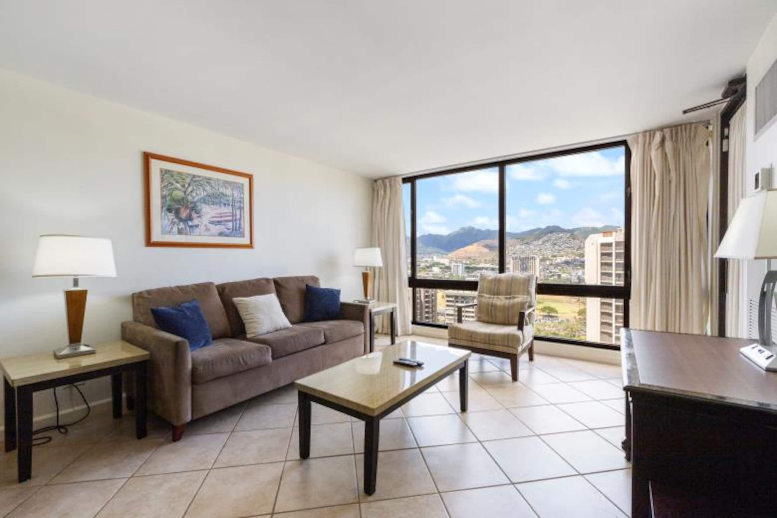 Brand New Listing Waikiki Condo Pool/Gym & Parking - Image 5