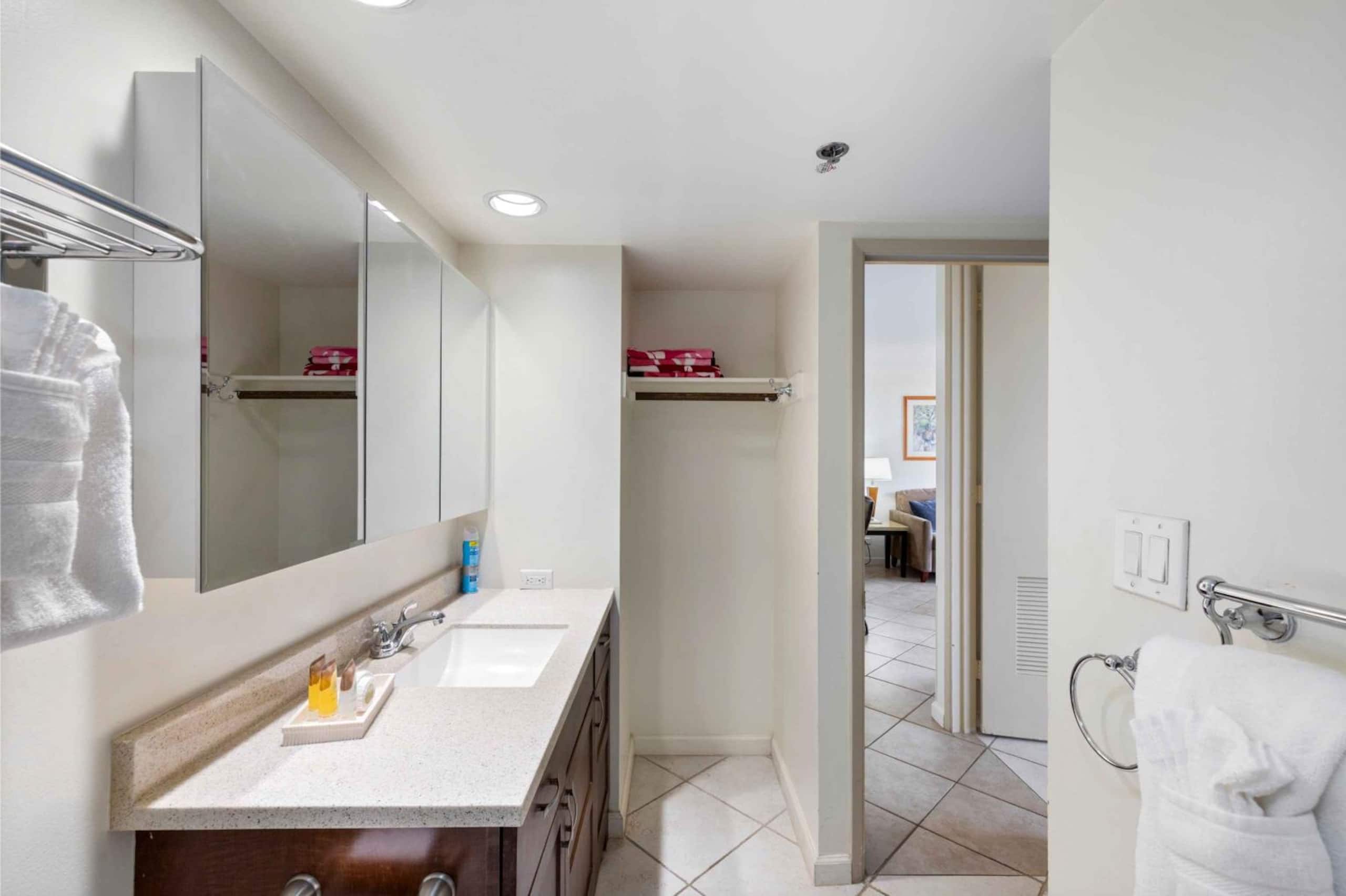 Brand New Listing Waikiki Condo Pool/Gym & Parking - Image 15