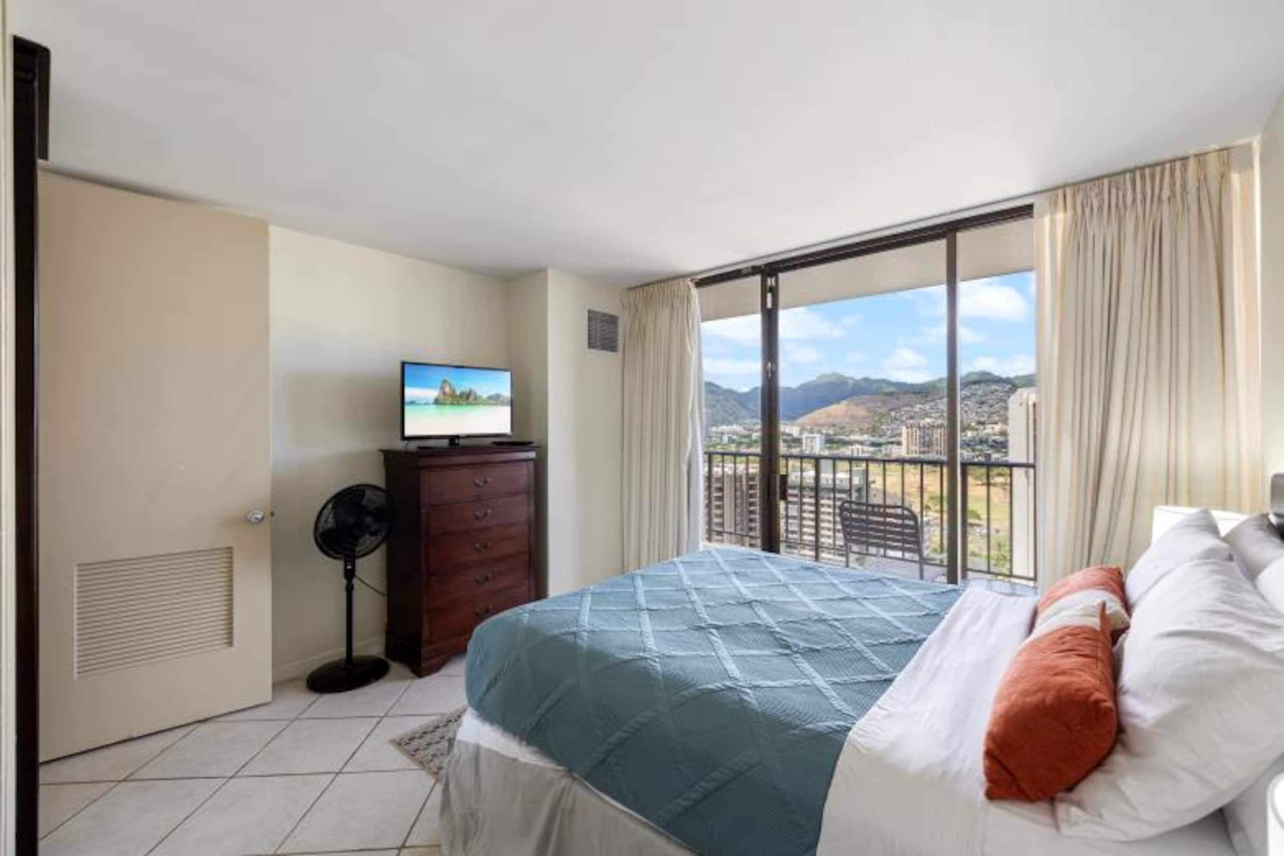 Brand New Listing Waikiki Condo Pool/Gym & Parking - Image 13