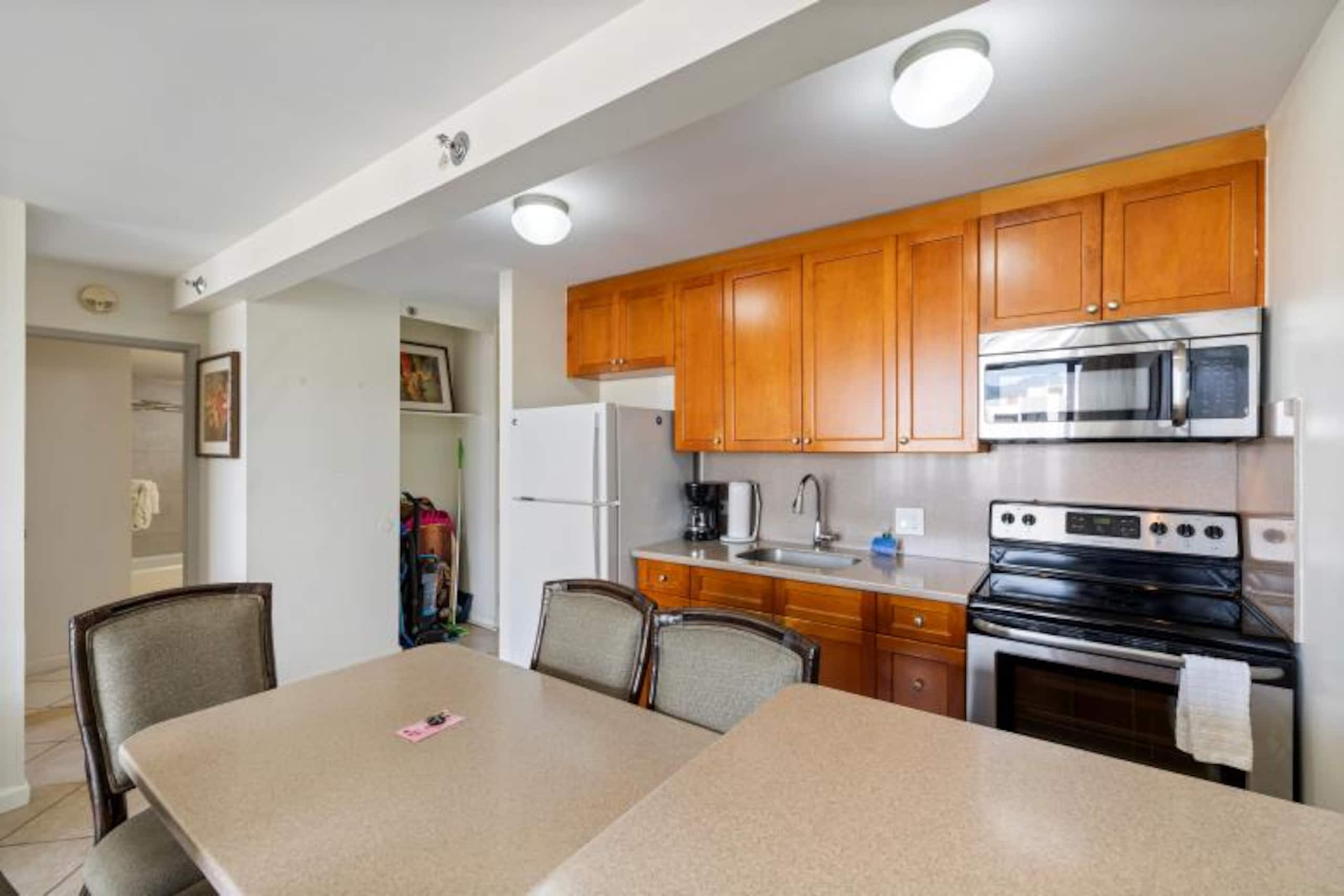 Brand New Listing Waikiki Condo Pool/Gym & Parking - Image 7