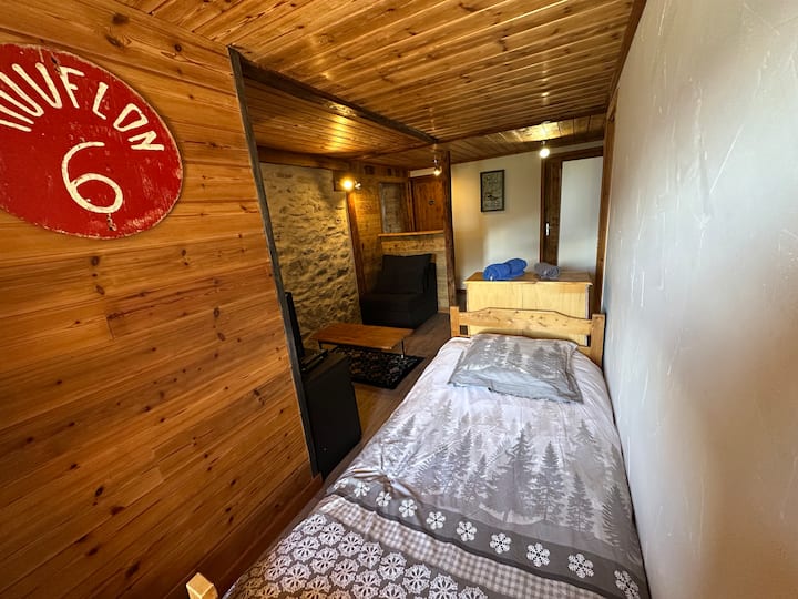 Единечен кревет (широк 150-179 см) во дневна соба 