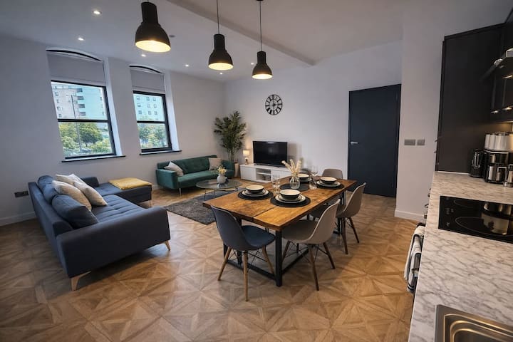Sleek / Modern 2 Bed 2 Bath City Centre Apartment - Leeds
