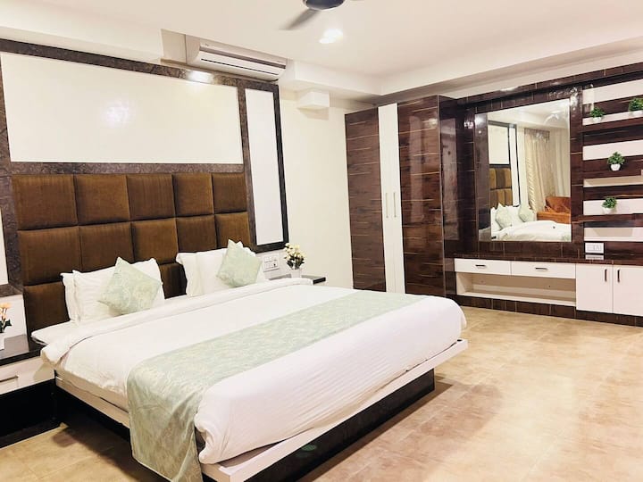 Bedroom 1 image 3