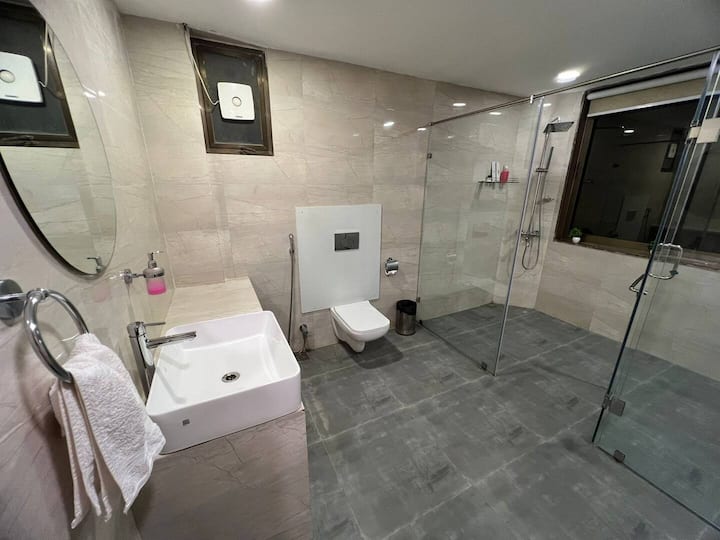 Full bathroom 2 image 1