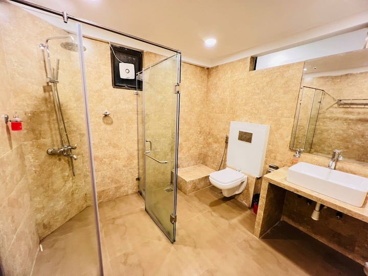 Full bathroom 1 image 1