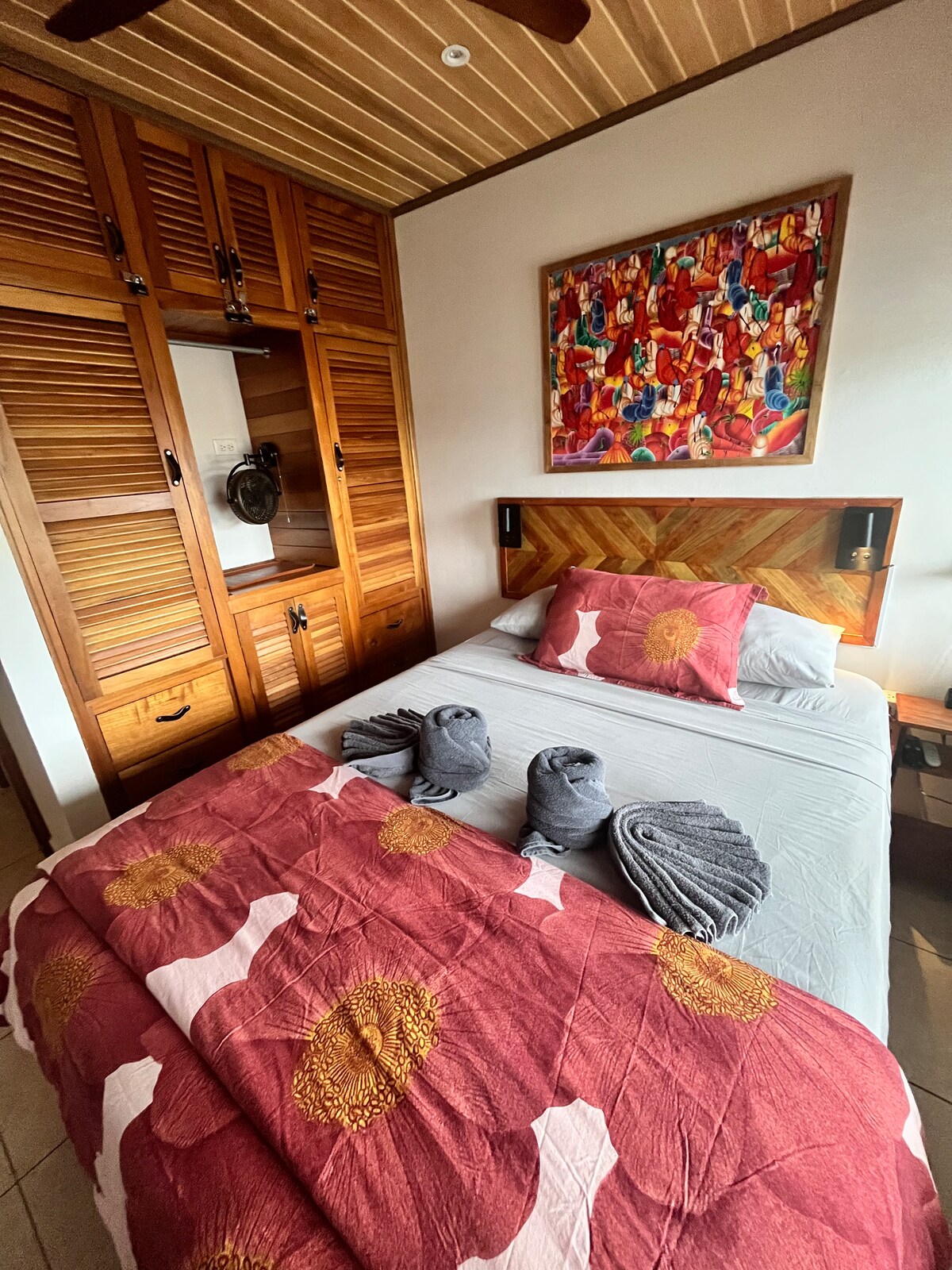 חדר יפה עם מיטת קווין סייז נוחה מאוד, טלוויזיה עם מסך גדול עם Google Chromecast ושקעים לטעינת הסוללה במיטה או בסמוך לה. ארון מרווח, אפילו למי שמטייל הרבה.