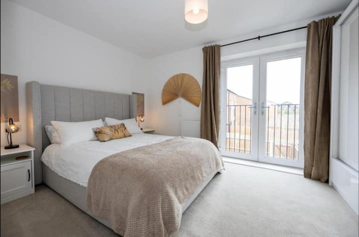 Modern Home - Private Parking & Garden - Sleeps 4 - Manchester