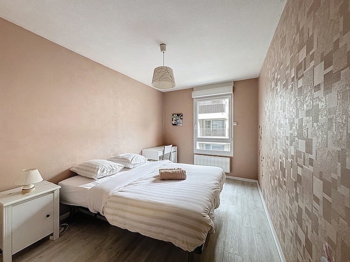 Soveværelse 2: dobbeltseng 160 x 200 cm, arbejdsplads, opbevaringsplads til tøj, elektriske persienner, varme.